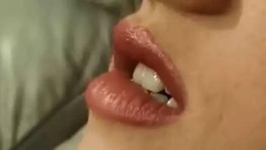 Büyük memeli esmer oyuncak oyunu