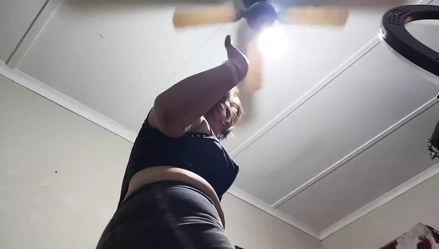 Случайная милфа на свинг-вечеринке сосет мой член и получает порцию спермы в ее киску