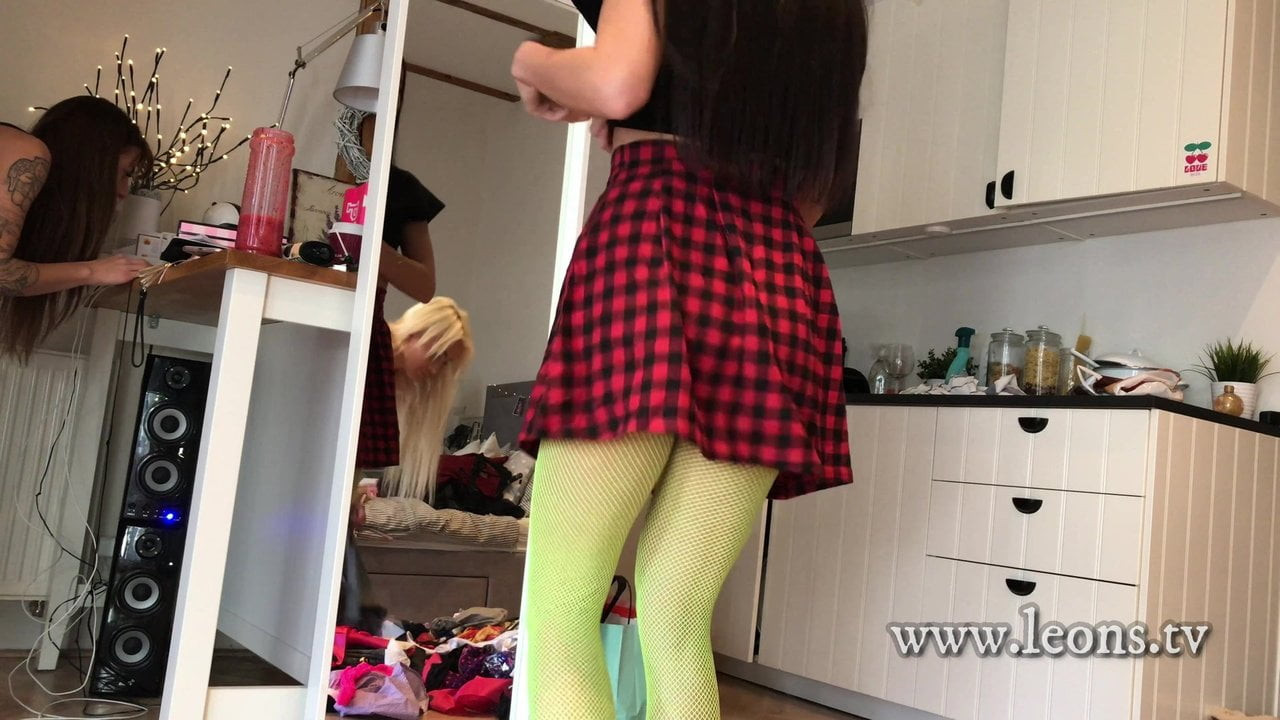 Genç pantolonlar, ince tozluklar, yoga pantolonları ve külotlar günü