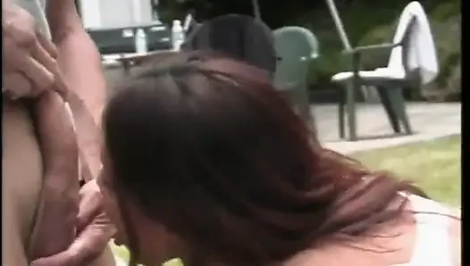Üstün doğu Asyalı güzellik açık havada sert sikiliyor
