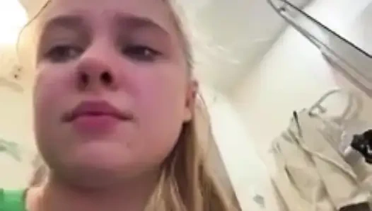 Anal tıkaçla sikişiyor ve oynuyor