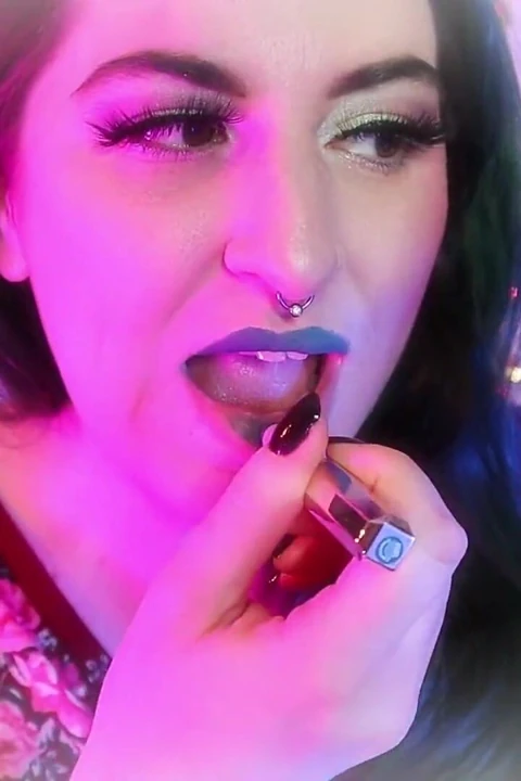 Fenty ruj asmr'i öpüyor