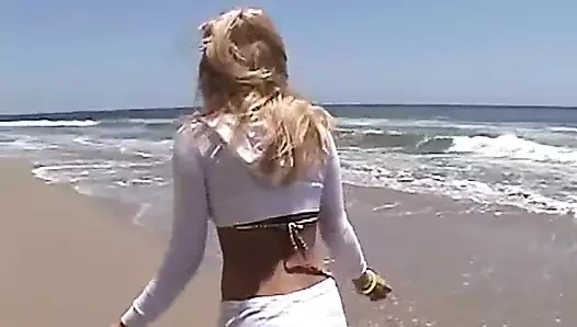 Minyon genç lezbiyen plajda parmaklanıyor