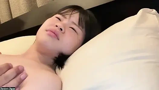 Sullen siyah saçlı duvar çiçeği