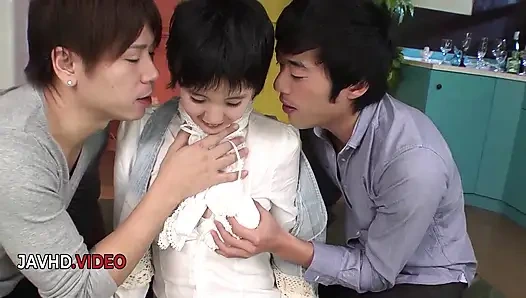 Baştan çıkarıcı jav sahnesi buharlı asya bebeği sakura aida yoğun sakso çekiyor