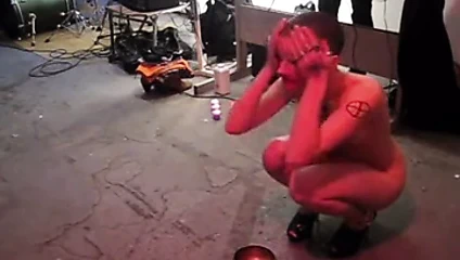 çılgın çıplak elektro ayin gösterisi