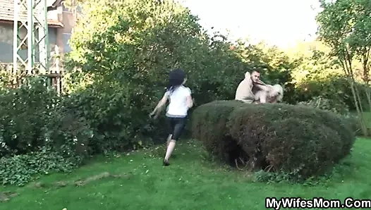 Büyük memeler kayınvalidesi var hile seks açık havada