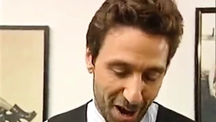 Boynunda kravat ile kısa saç