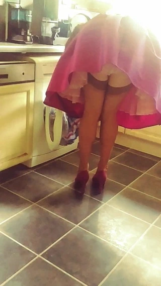 Retro ev hanımı yıkama yapar