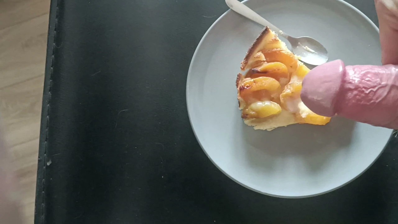 Elleri Kullanmadan Pasta Üzerine Boşalma