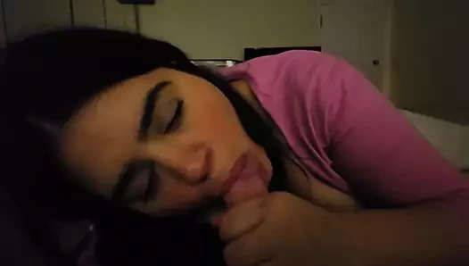 Ona diğer kadınlarla nasıl sikişmesini istediğimi anlatırken yarağını emiyor