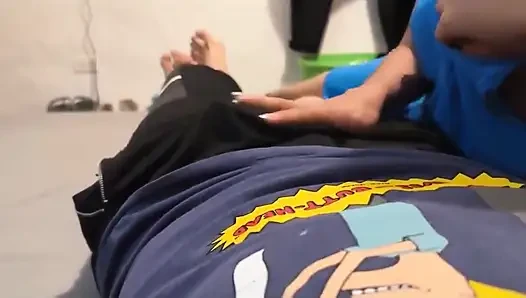 Çok azgın üvey kız kardeşimi odasında buluyor ve sikilmek istiyor