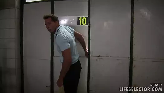 her şeye burnunu sokan karım