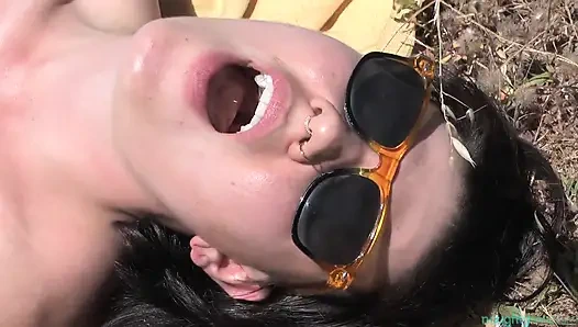 Kıllı bacaklarında güneş kremi