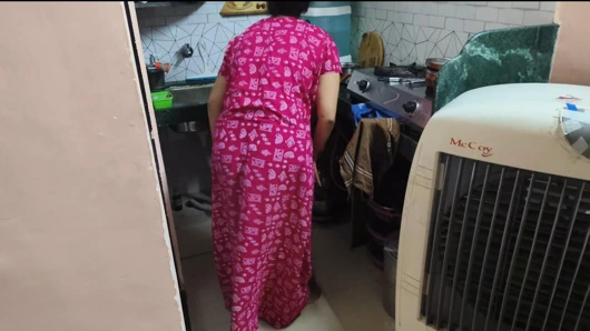 Hintli seks sahnesinin arkasındaki oğlan kızların önünde yarağını sallıyor