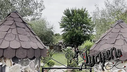 LEZBIYEN ANAL SIKIŞME MAKINESIYLE ESNETIYOR