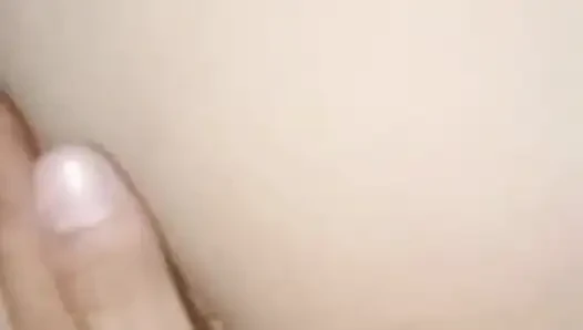 Pürüzsüz vücutlu üniversiteli kız dar götü orgazm oluyor