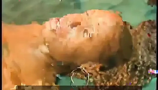 Kıvırcık çikolata güzeli Phylicia Felacio sert sikiliyor ve yatakta adamın sert yarağına biniyor