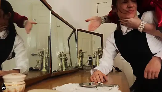 Üvey anne üniversiteli kız Mila'yı soyunma masasında yakalıyor yüzüne tokat atma cezası wmv