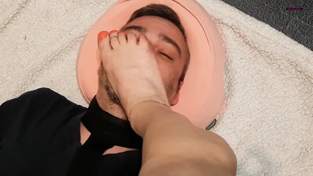 Lezzetli ayaklarım tarafından itaatkar!