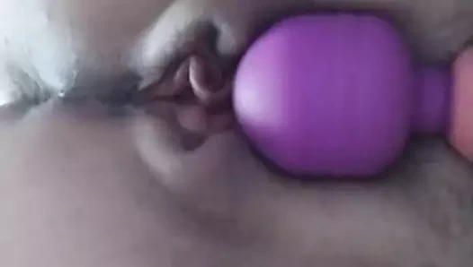 Seksi hatun şehvetli amcık vibratörüyle oynuyor ve yoğun orgazm