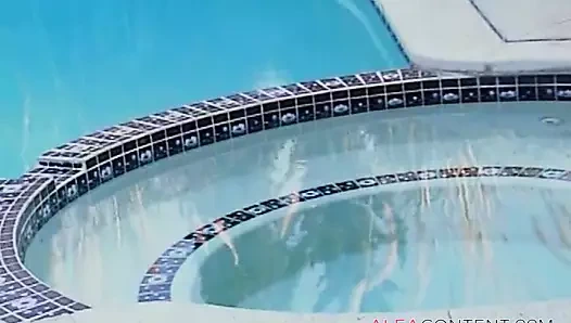 Güzel sarışın kız havuz tarafından becerdin