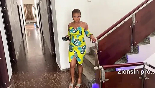 Afrikalı elbiseli en seksi zenci kız striptiz yapıyor