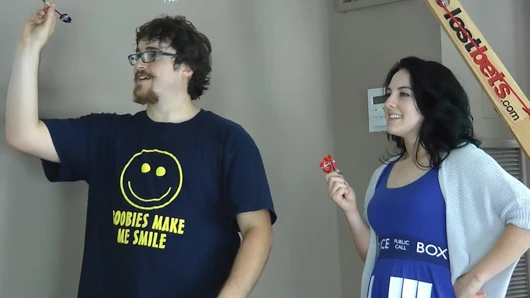 S tetovažom komedije i tragedije igraju Strip Pikado