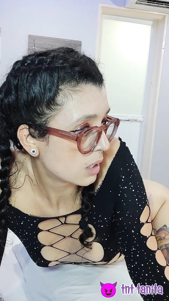 Biraz seks ve erkeklerle seks hakkında konuşuyor - takma yarakla