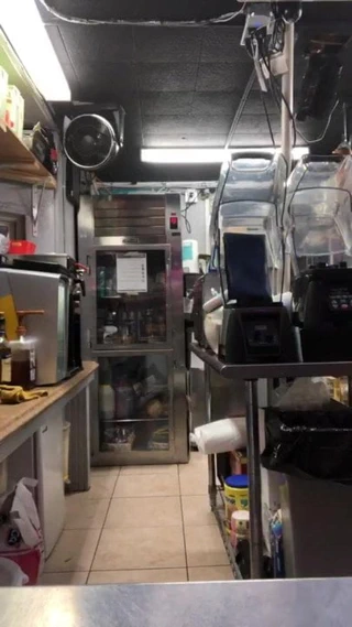 Esmer bikini barista iç çamaşırı götü