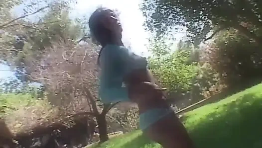 Çok seksi doğal göğüslü zenci kız ağzında büyük siyah yarağı seviyor