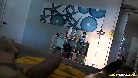 Reality kings - seksi dolandırıcı angel bu ateşli karşılaşmada yardımsever Bruno'dan jumper kablolarını ve büyük bir sert yarağı alıyor