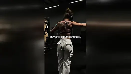 Instagram canlı dansı sırasında yaramaz genç kızın amcık frikik