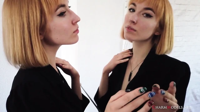 Lilly Mays aynada harika vücutlu