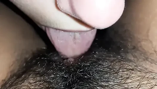 Çok kıllı amcığını yiyorum ve çabucak orgazm oluyorum