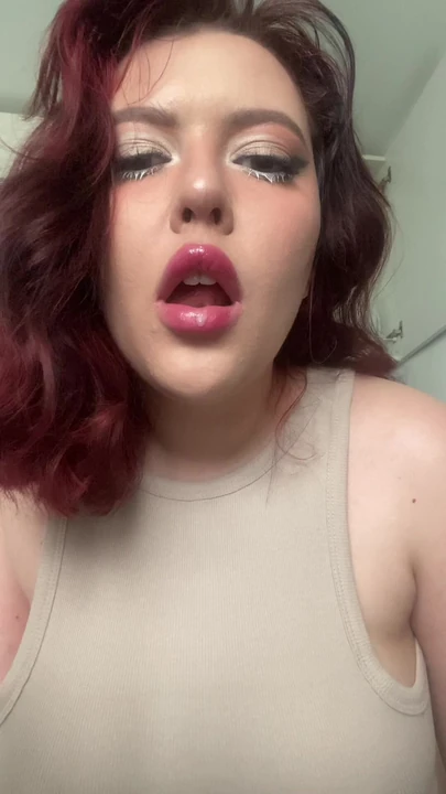 Sevimli kız seksi yarak emiyor