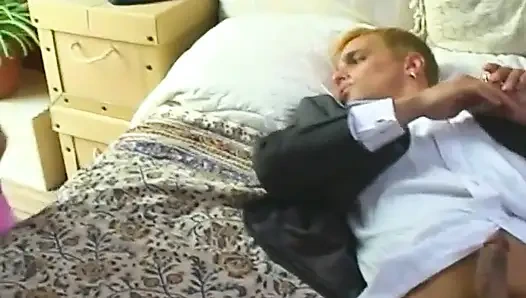 Yumrukla derin esneyen sarışın amcık geniş açıyor