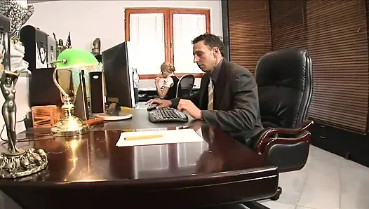 Sürtük sarışın kızın amcığı ve götü için büyük bir yarak