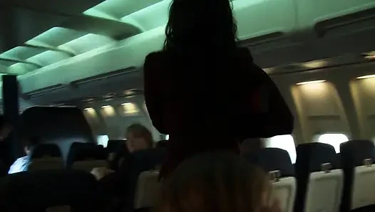 Şanslı sürtük bir uçak üzerinde iki ateşli yolcu kızla sikişiyor
