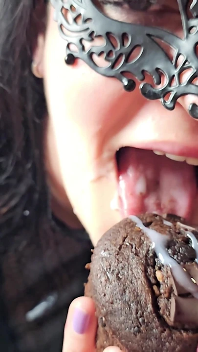 Ключевой момент из "Милфа ест сперму в любительском видео - мясистый кекс с спермой, глазированное - сперма на пище - MILLIE FOX"