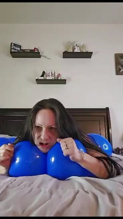 Kalçalarım arasında balon patlatıyor