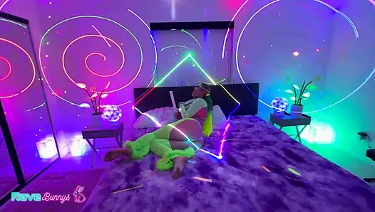 Cristina Savoy durdurulamaz rave energy ile partinin başına geçiyor!