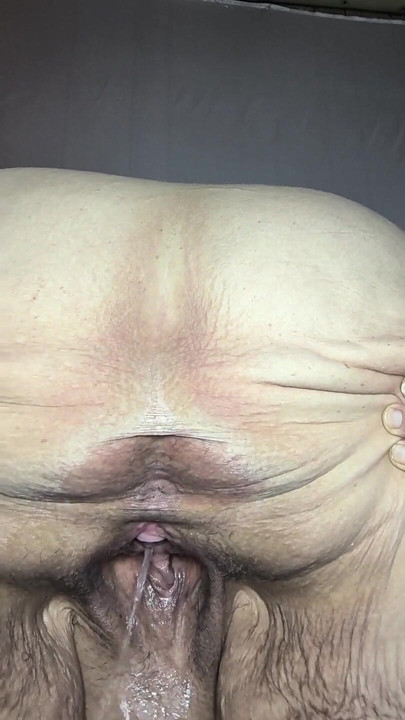 Seksi fahişeler işiyor ve sen onu sert domaltarak siktiriyorsun