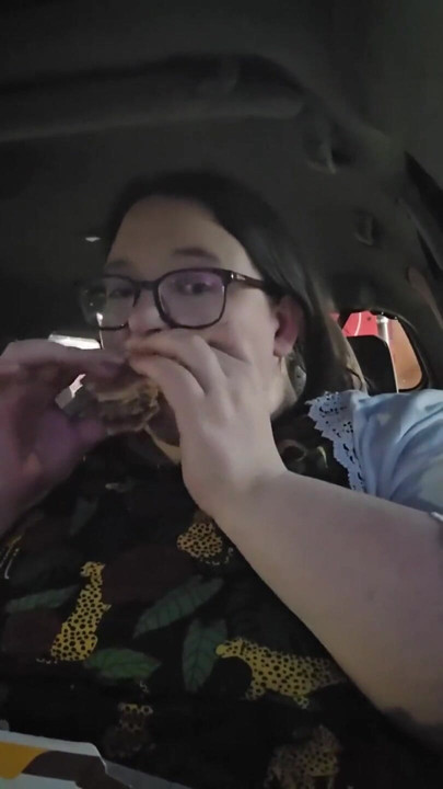 Fast food otoparkında karnımı dolduruyor