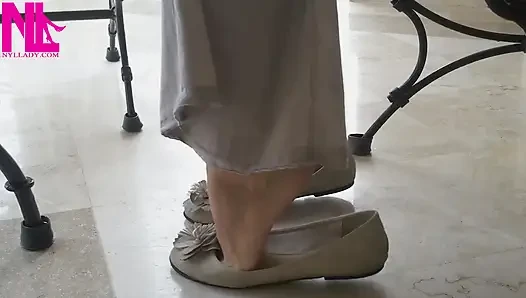 Ballet Flats yalınayak ayakkabıyla oynaşıyor