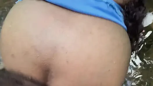 Ormanda bir kulübede yaşıyorum ve banyo yapmak için dereye giderken garip bir adam bana yaklaştı