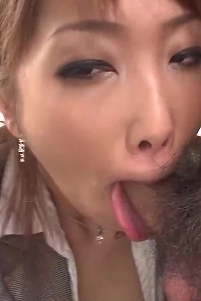 Японская учительница мастурбирует и делает минет в классе