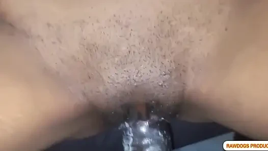Benden onu prezervatifle sikmemi istedi ve en çok zevk alıyor ve benim için ıslak ve boşalıyor