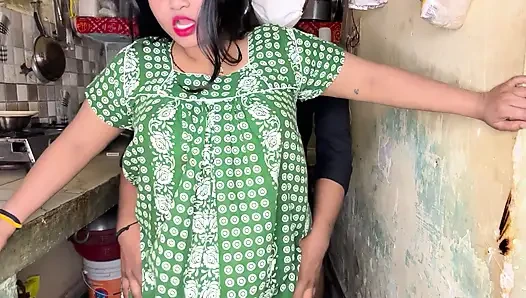 Ateşli hintli kadın mutfak tam gece tutkusuyla karşılaşıyor