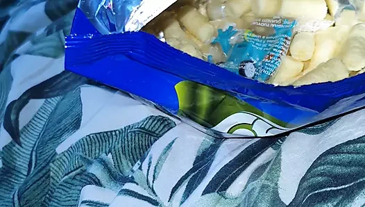 Üvey anne onunla yatakta tatlı yerken üvey oğlu çıplak sikini çıkardı